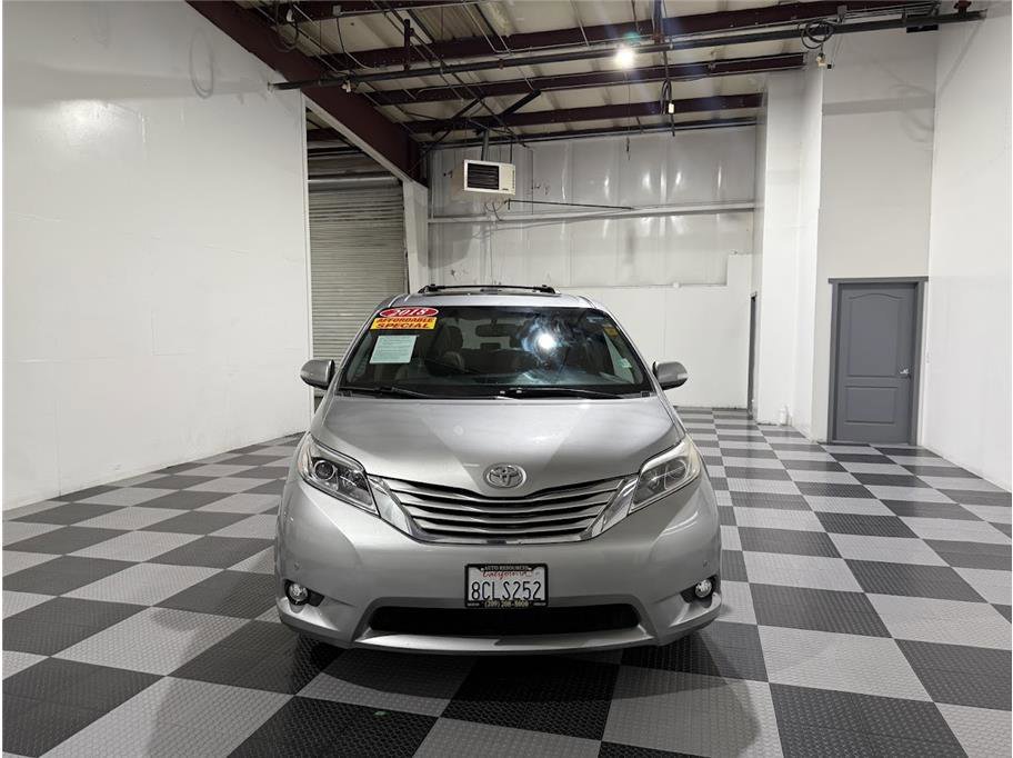 2017 Toyota Sienna Limited Premium photo 3