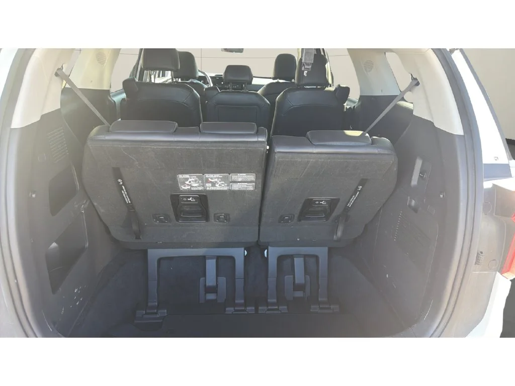 Used 2025 White Kia LXS image 9