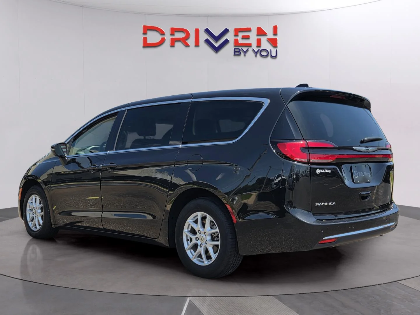 Used 2023 Brilliant Black Crystal Pearlcoat Chrysler Touring L image 3