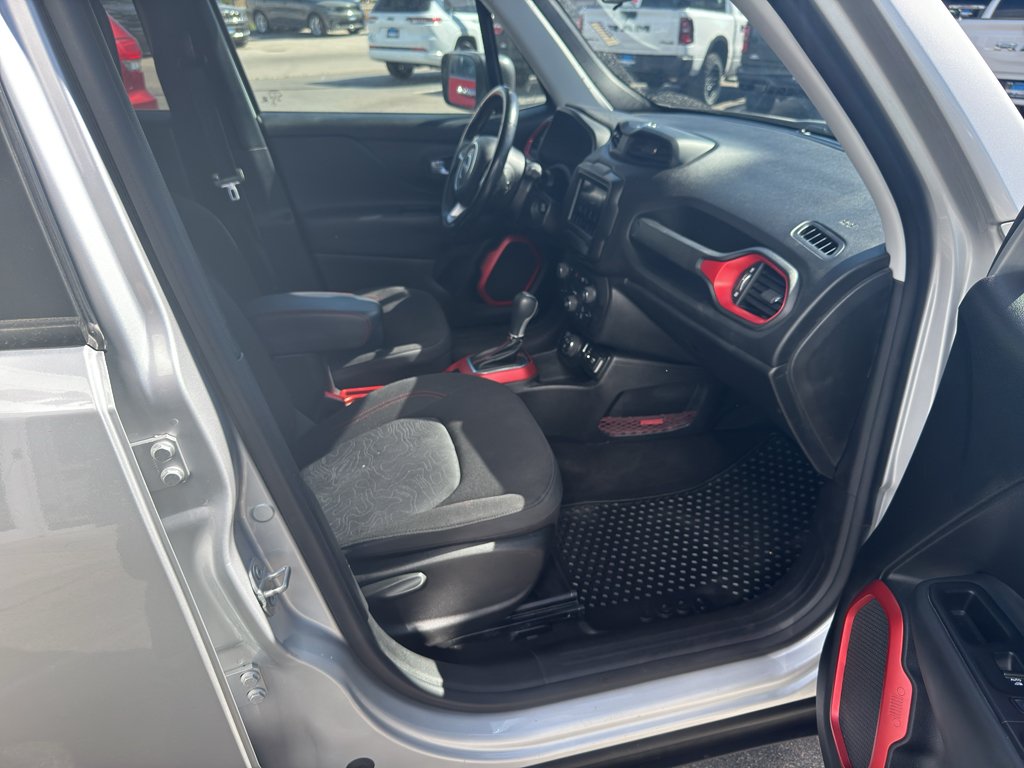 Used 2018 Glacier Metallic Jeep Trailhawk image 10