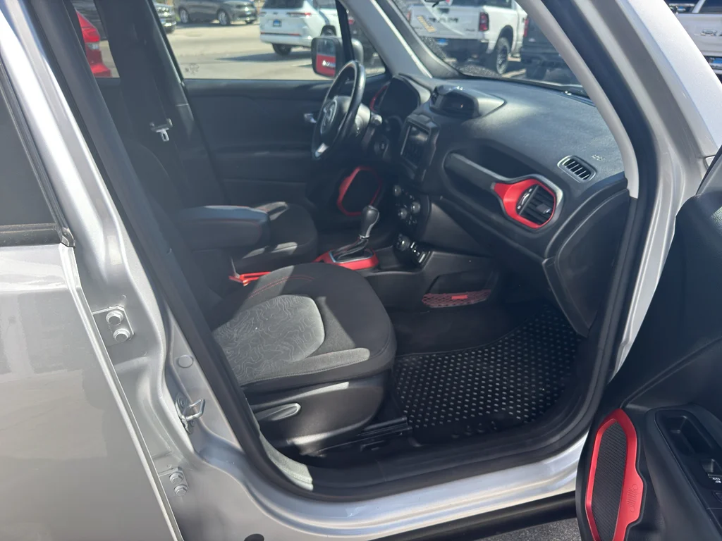 Used 2018 Glacier Metallic Jeep Trailhawk image 10