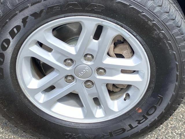 Used 2023 Diamond Black Crystal Pearlcoat Jeep Laredo image 28