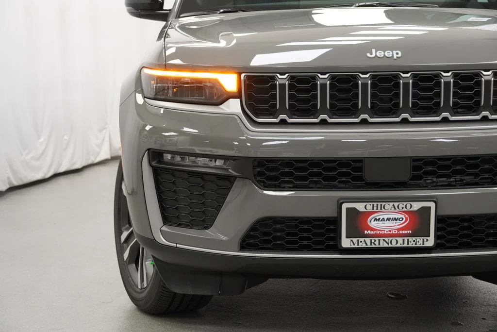 New 2027 Sting-Gray Clear-Coat Paint Jeep Limited image 6