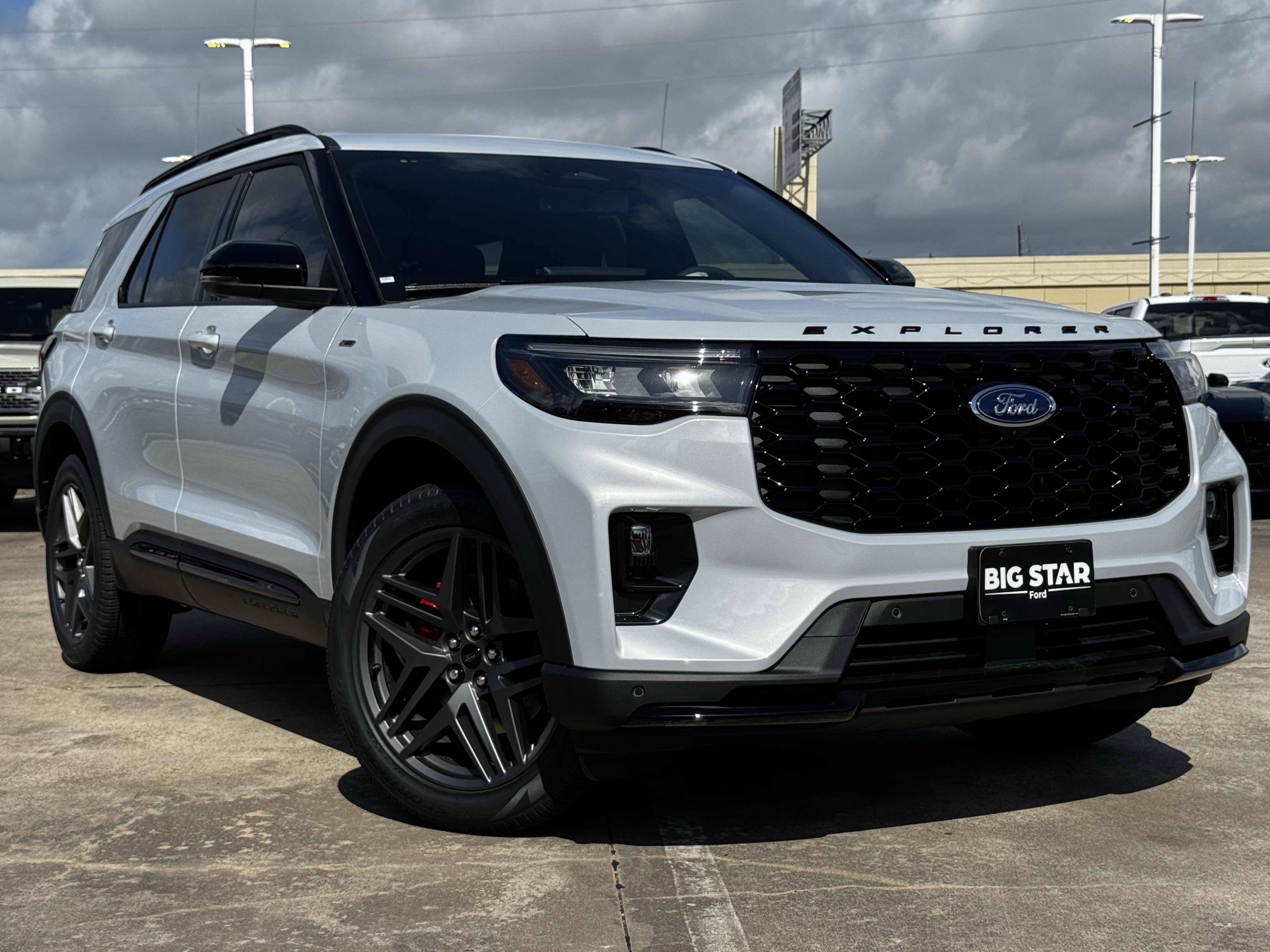 New 2026 Space White Metallic Ford ST-Line image 2