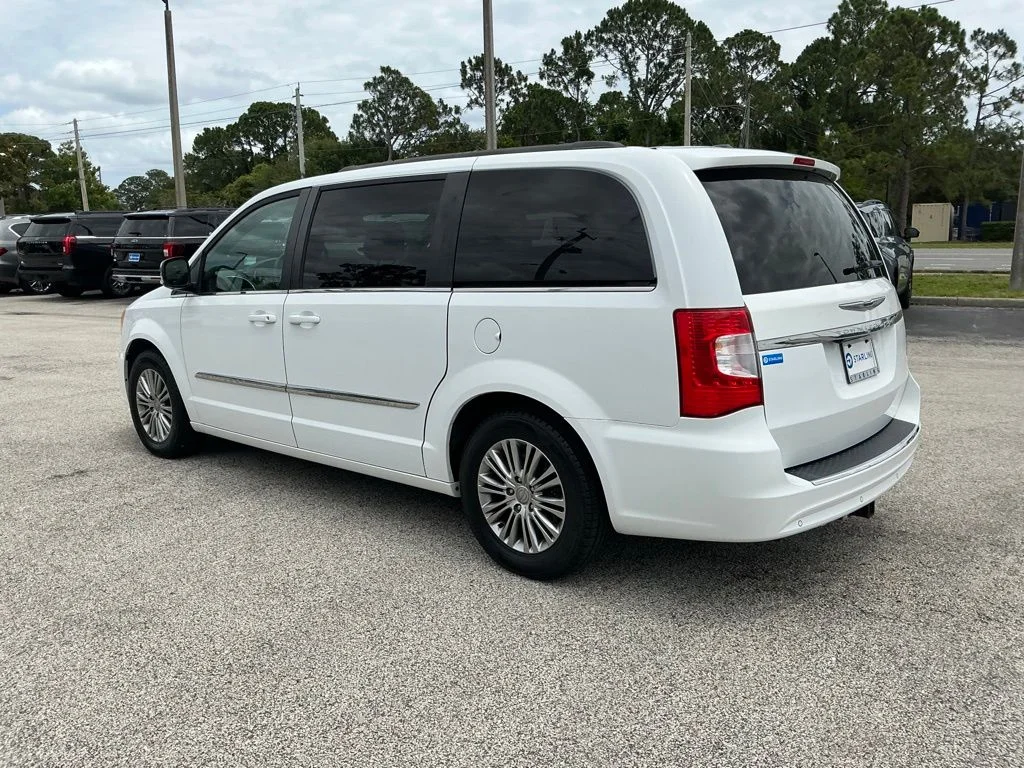 Used 2014 White Chrysler Touring-L image 8