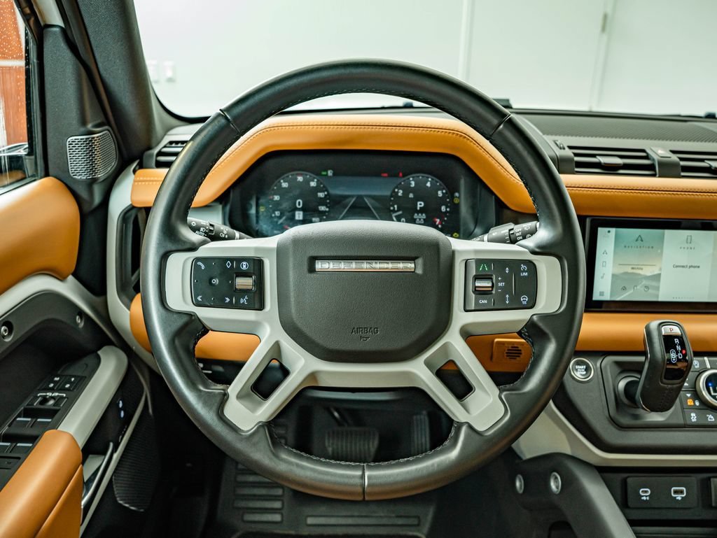 Used 2024 White Land Rover X-Dynamic SE image 23