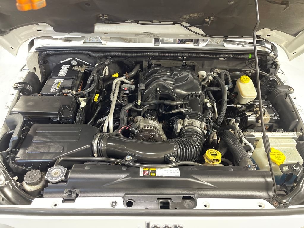 Used 2014 White Jeep Unlimited Sahara image 3