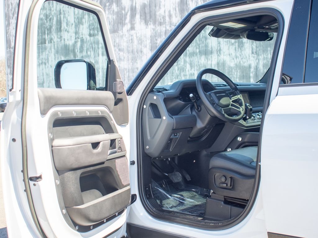 Used 2023 White Land Rover X-Dynamic SE image 11