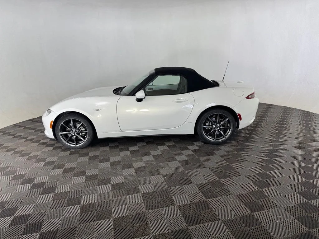 Used 2017 White Mazda Grand Touring image 4