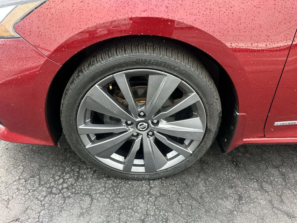 Used 2019 Red Nissan 2.5 Platinum image 10