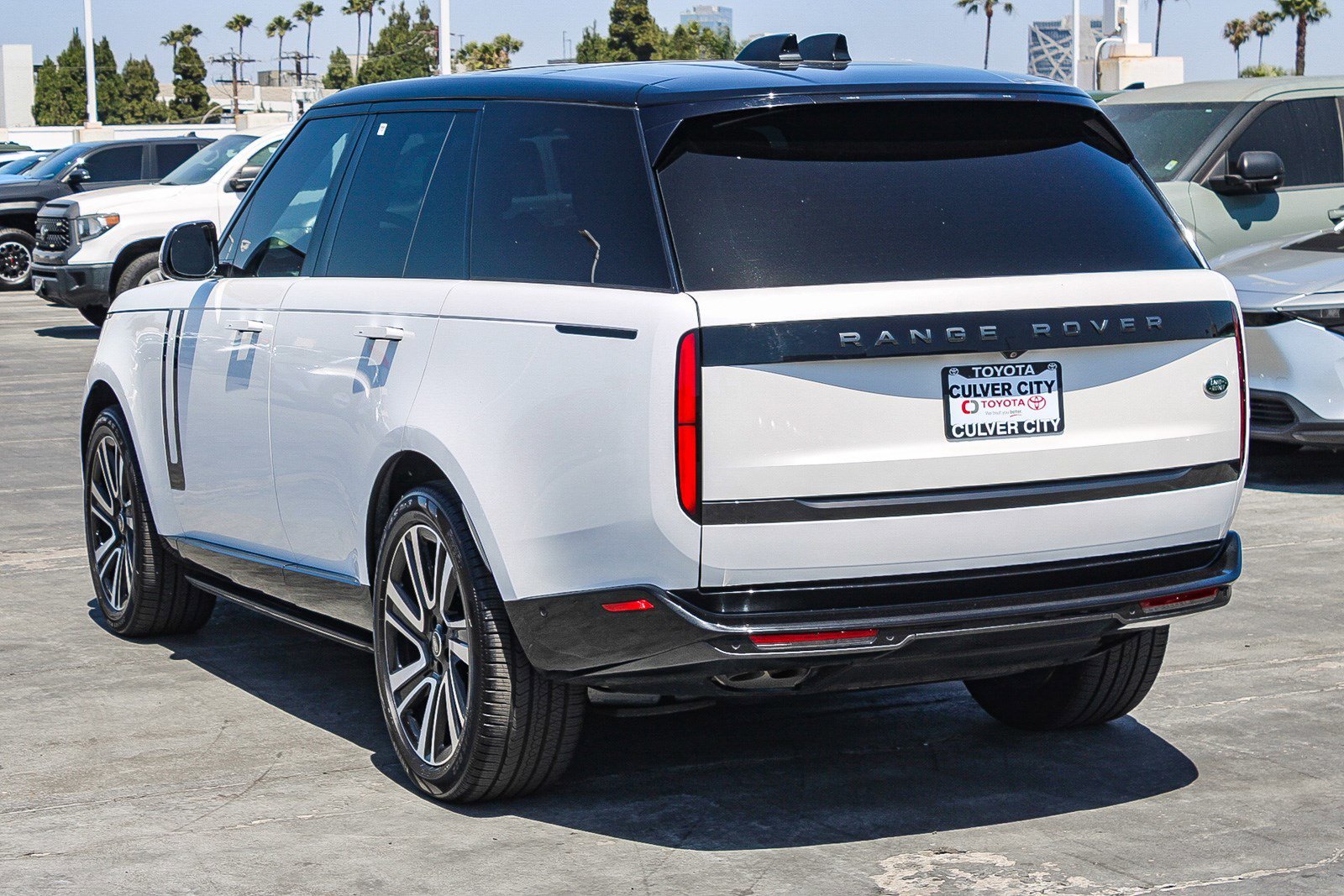 Used 2023 Ostuni Pearl White Land Rover SE image 6