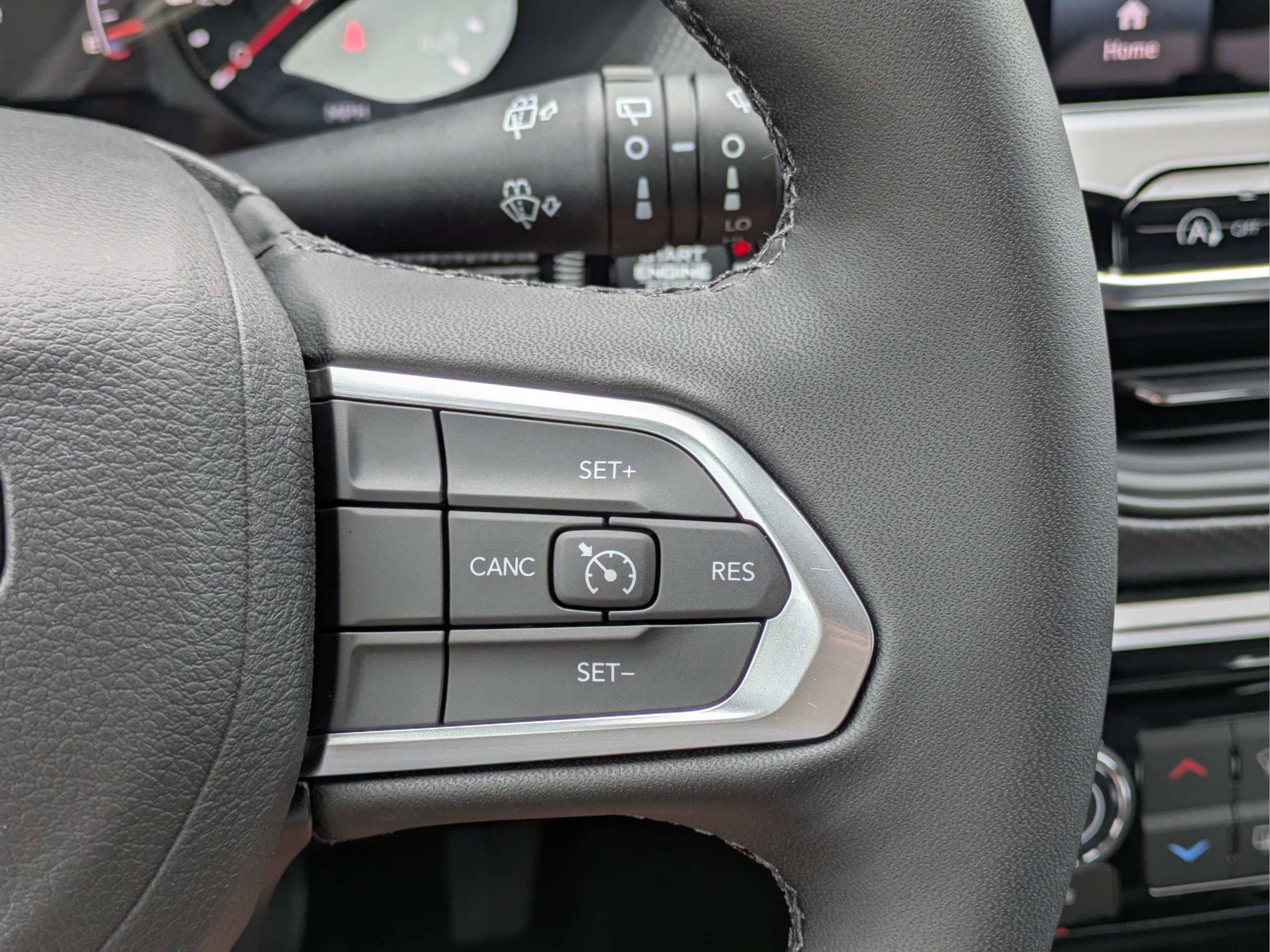 New 2026 Diamond Black Crystal Pearlcoat Jeep Latitude Altitude image 25