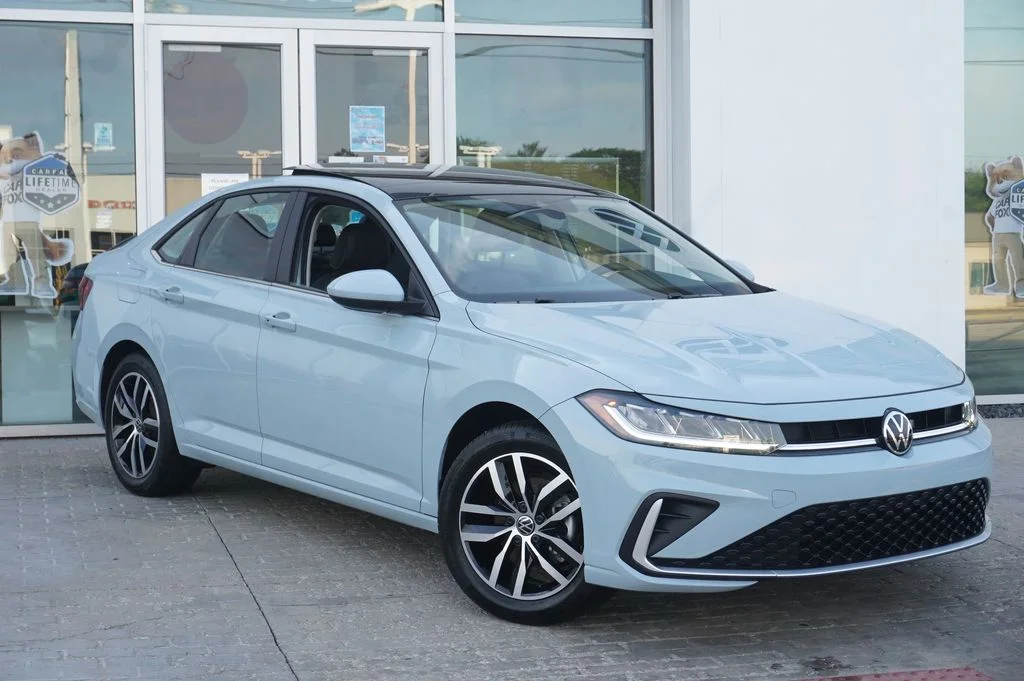 Certified Used 2025 Gray Volkswagen 1.5T SE image 5