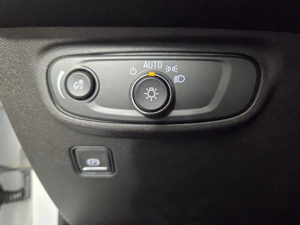 Used 2022 Summit White GMC SLE image 19