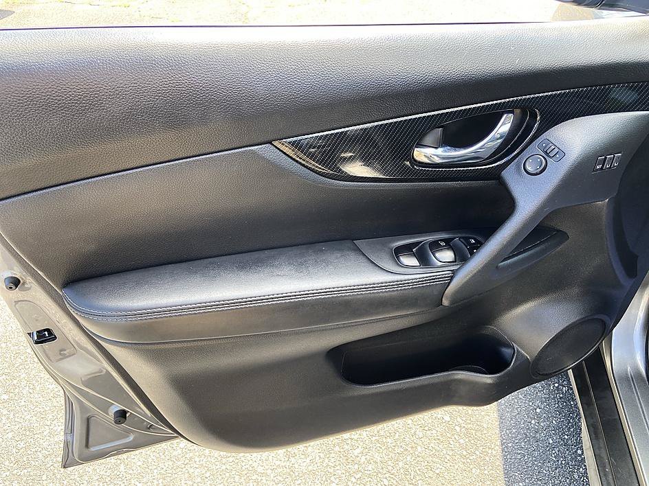 Used 2018 Gun Metallic Nissan SL image 9