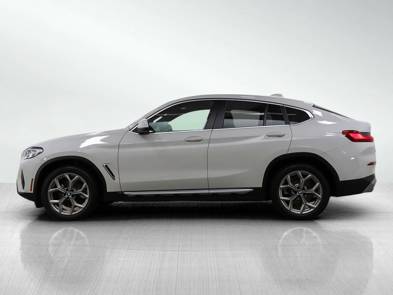 Used 2022 BMW X4 30i with VIN 5UX33DT02N9M32310 for sale in Burnsville, Minnesota