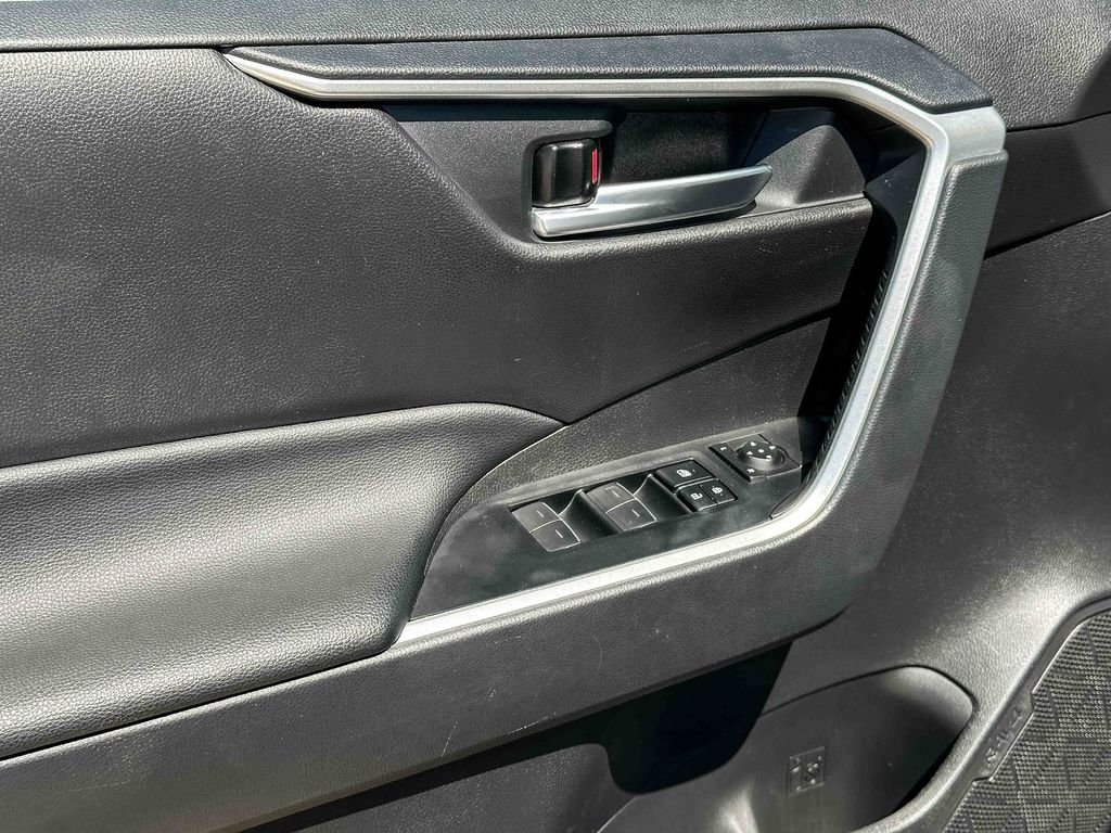 2025 Toyota RAV4 XLE - Photo 16