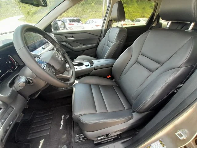 Used 2025 Gold Nissan SL image 38