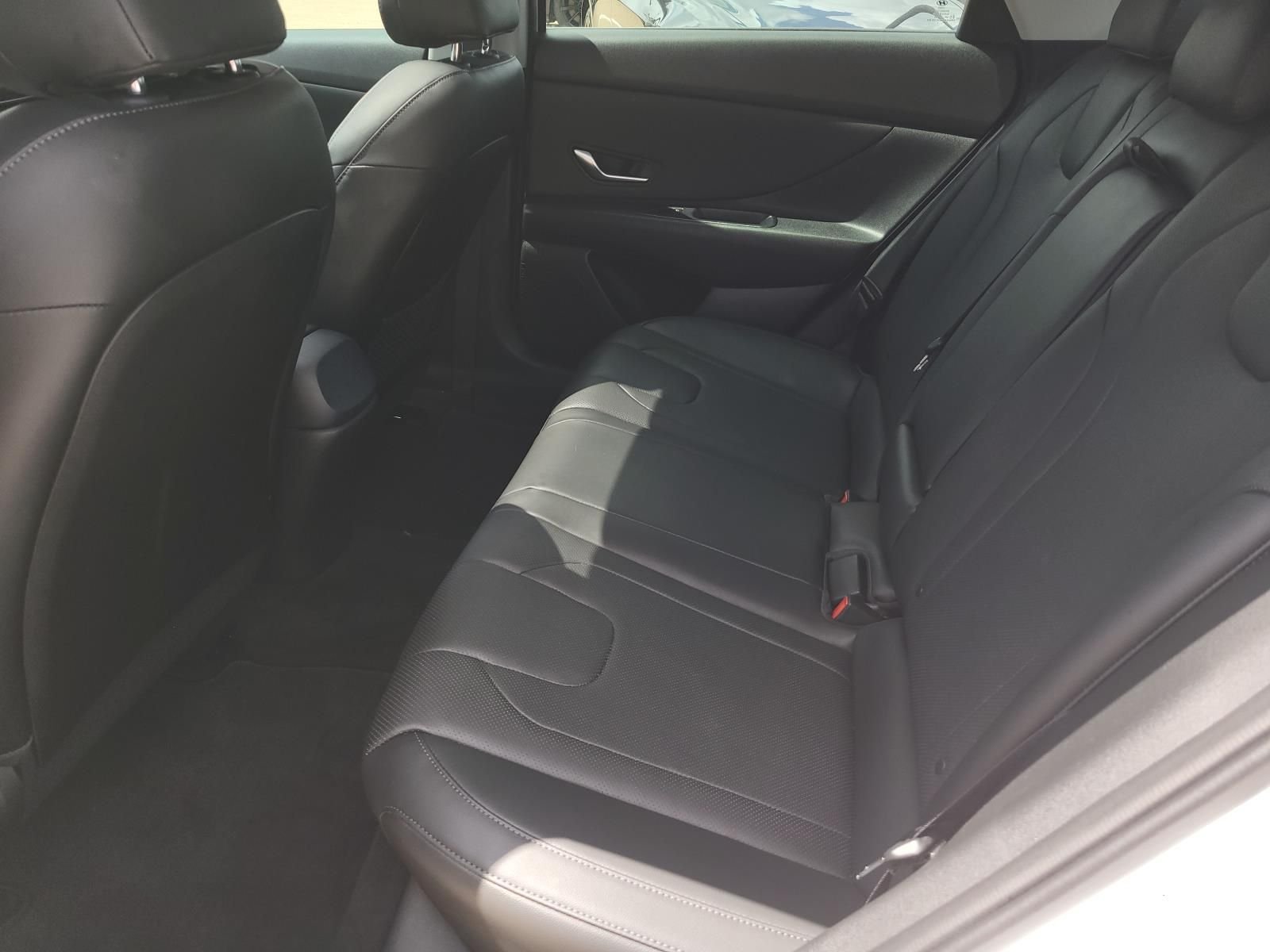 Used 2022 Quartz White Hyundai Limited image 11