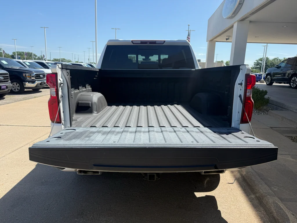 Used 2019 Iridescent Pearl Tricoat Chevrolet High Country image 5