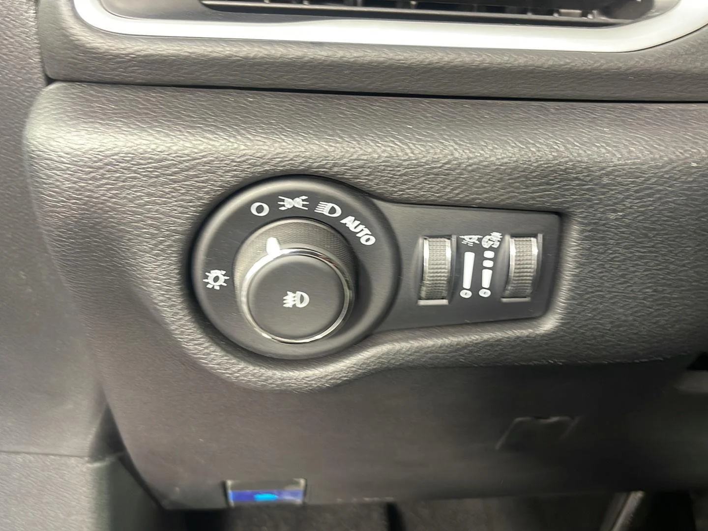 Used 2025 Bright White Clearcoat Chrysler Select image 15