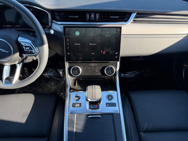 Used 2024  Jaguar R-Dynamic SE image 15
