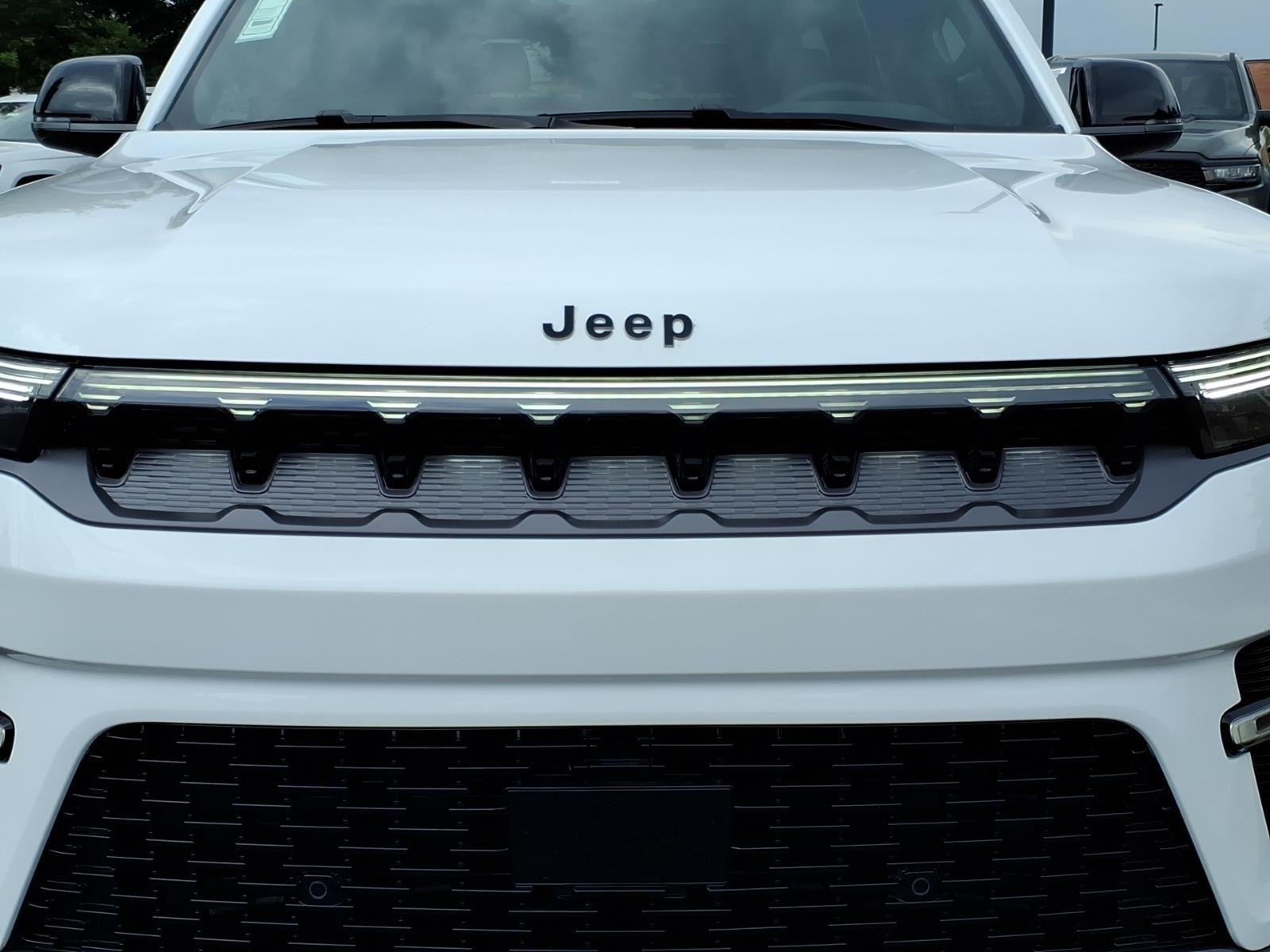 New 2026 Bright White Clear-Coat Exterior Paint Jeep Limited Altitude image 15