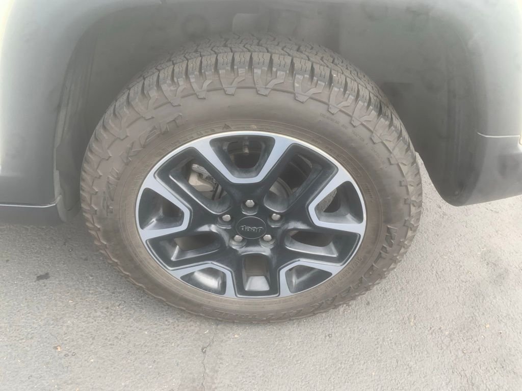 Used 2019 White Clearcoat Jeep Trailhawk image 11