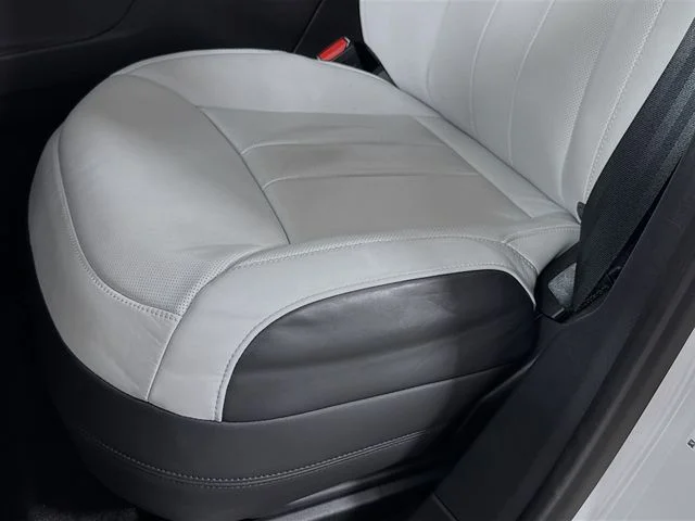 Certified Used 2024 White Land Rover Autobiography image 22