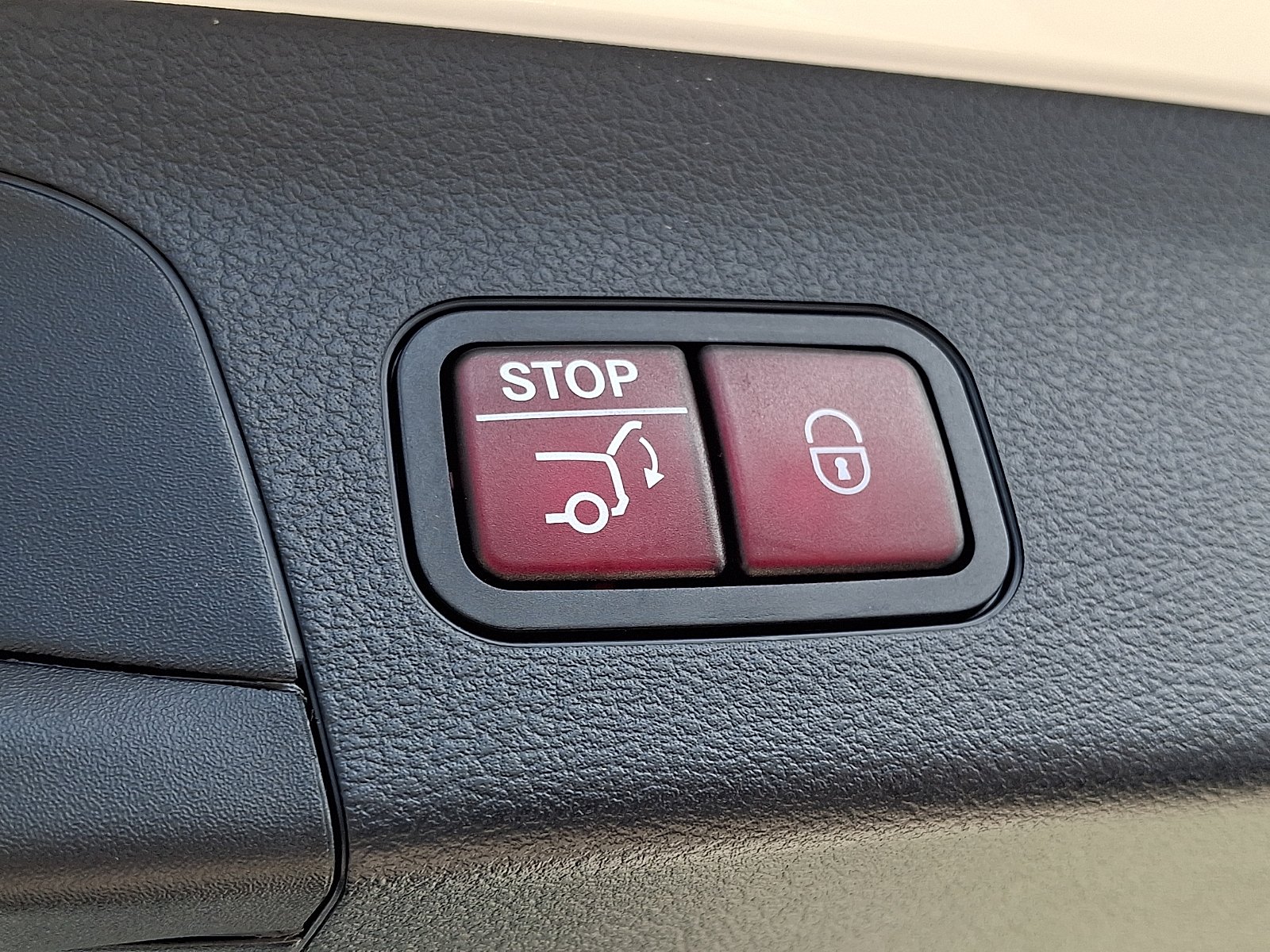 Certified Used 2025 Polar White Mercedes-Benz 4MATIC® image 33