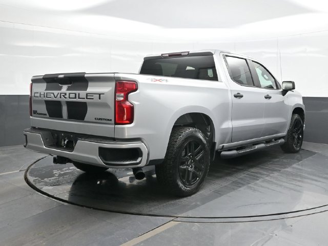 Used 2022 Silver Chevrolet Custom image 9
