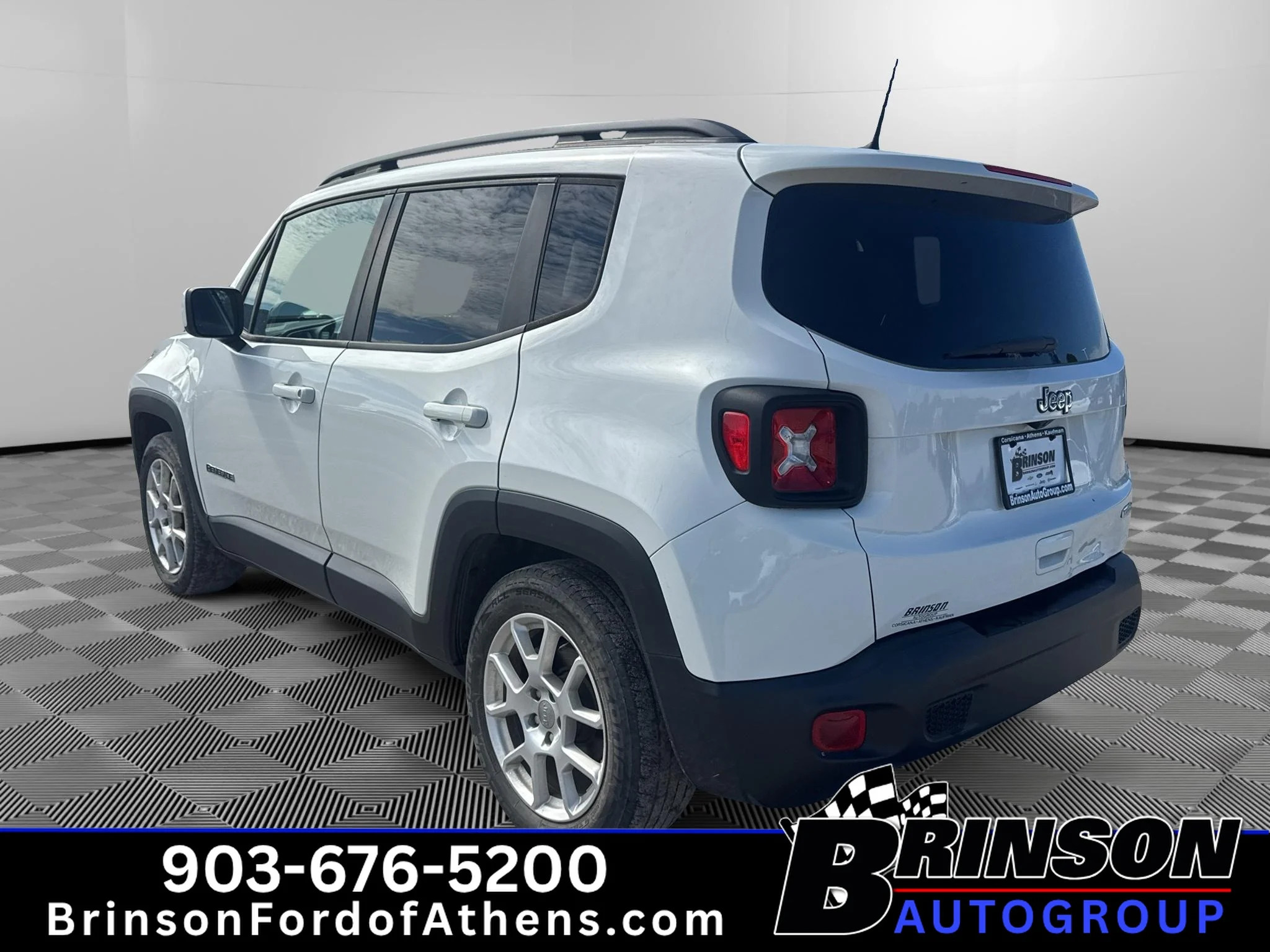 Used 2019 Alpine White Clearcoat Jeep Latitude image 7