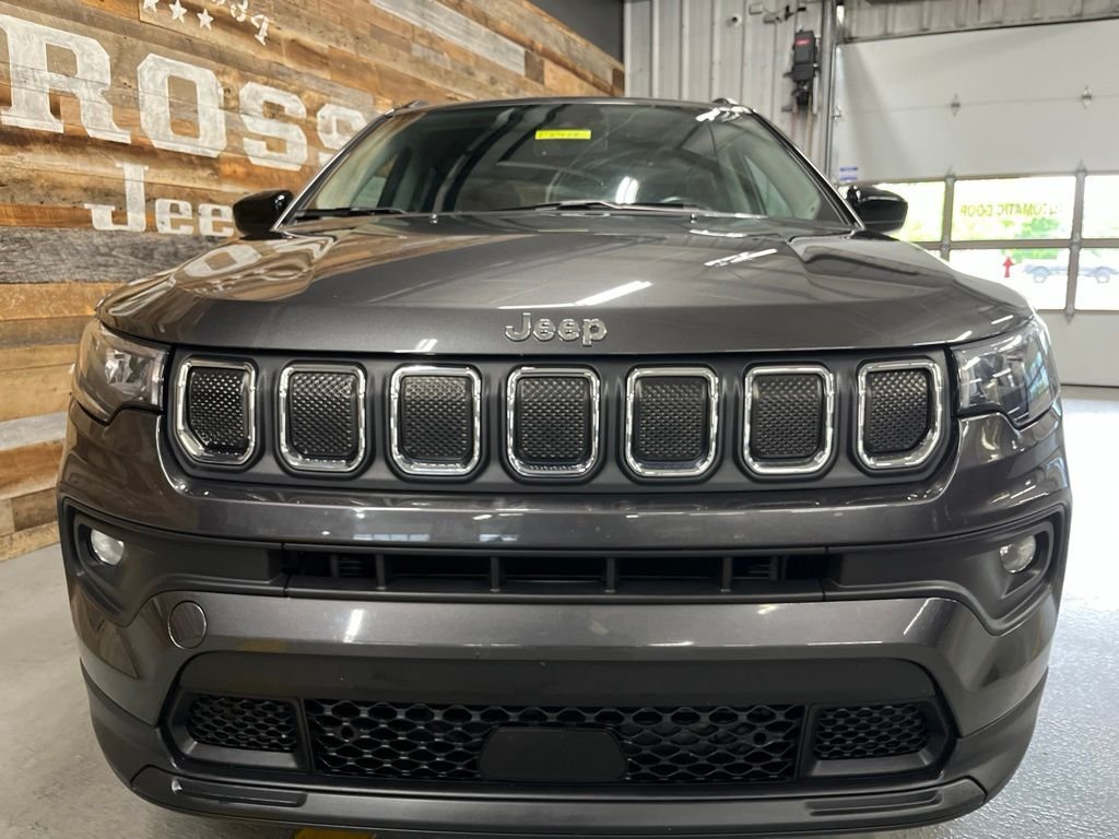 Used 2022 Crystal Metallic Jeep Latitude image 6