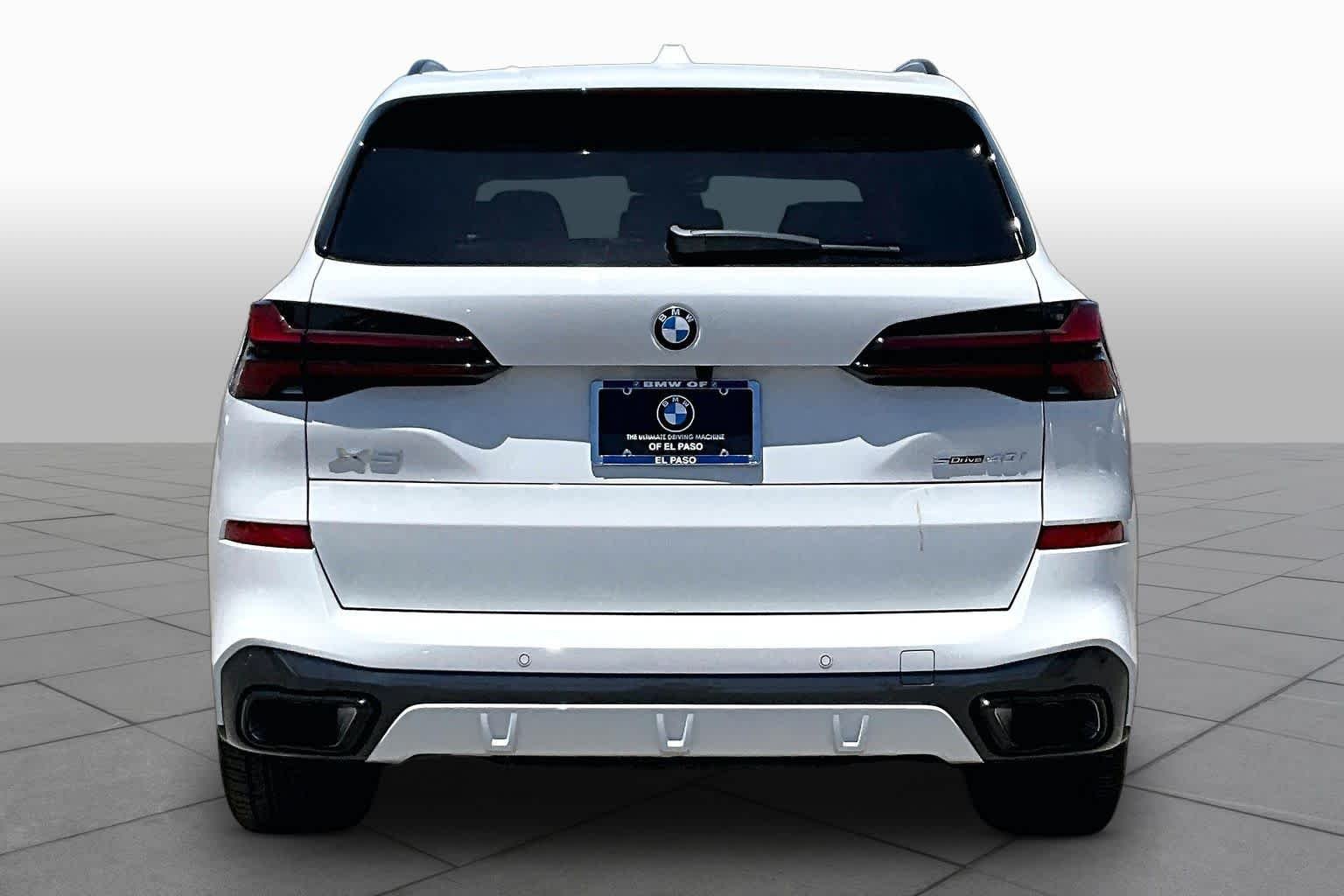 New 2026 Alpine White BMW sDrive40i image 4