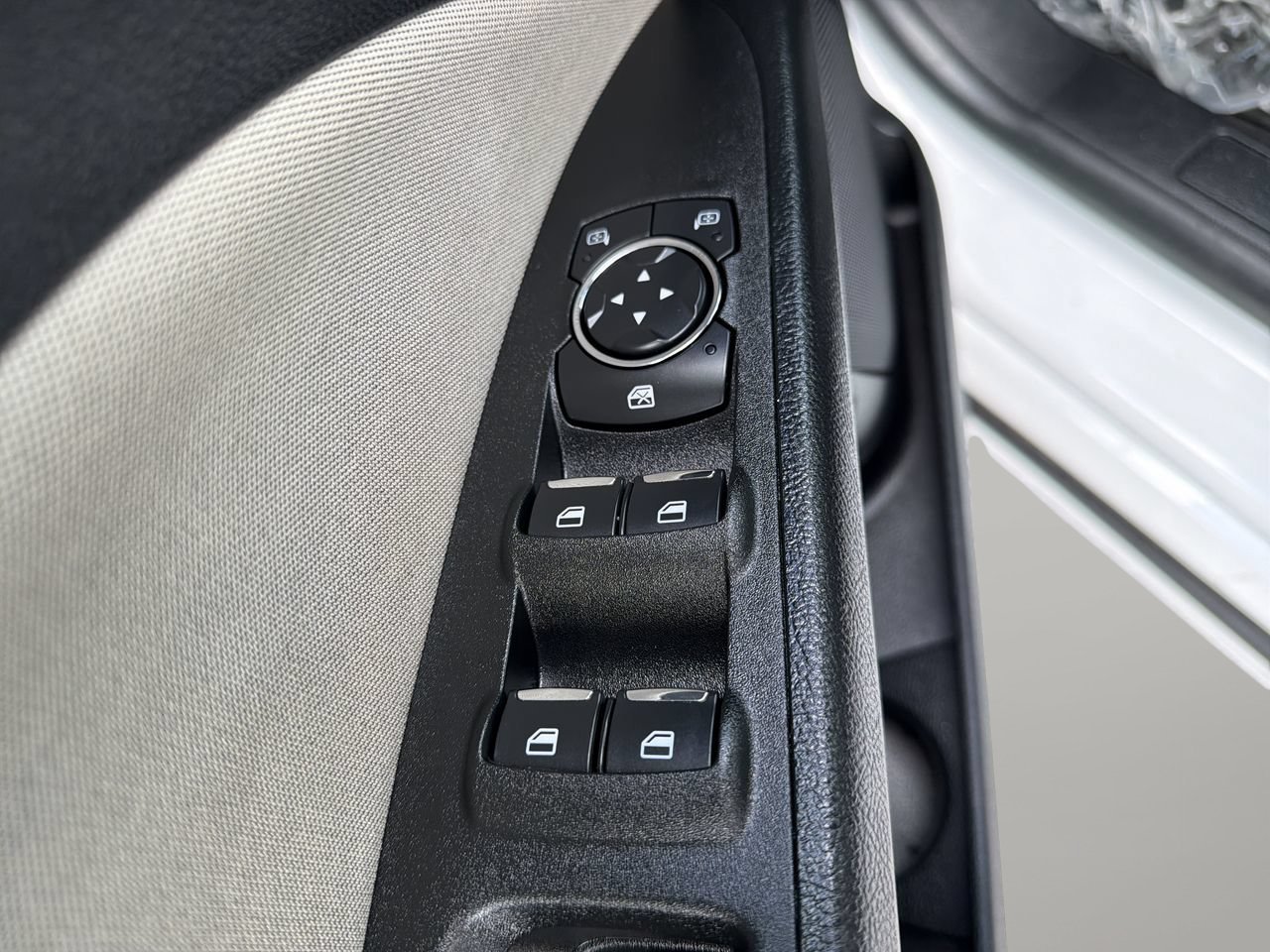 Used 2018 Oxford White Ford S image 17