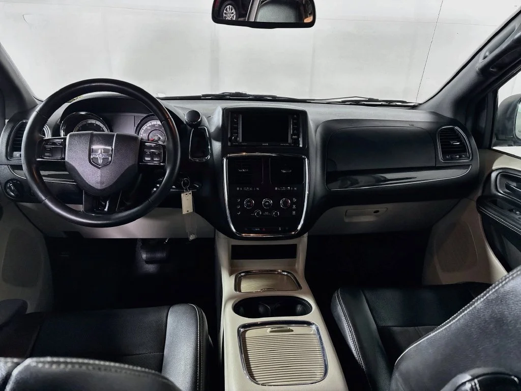 Used 2019 Silver Dodge SXT image 12