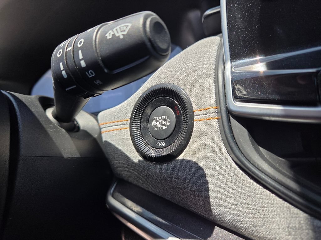 Used 2022  Jeep  image 30