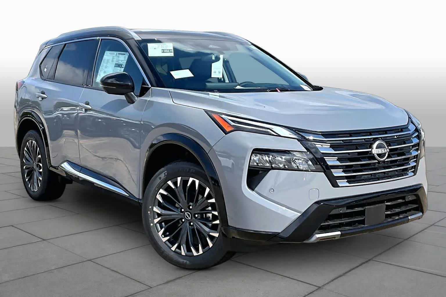 New 2026 Boulder Gray Pearl / Super Black Two-tone Nissan Platinum image 2
