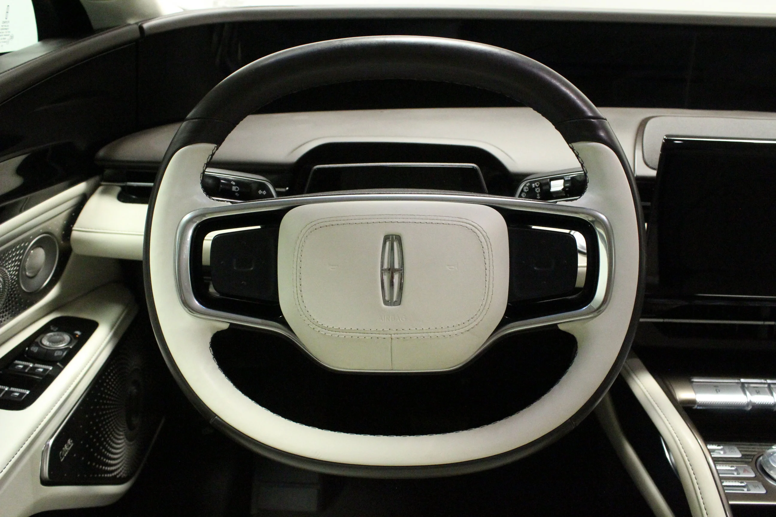 Used 2024 White Platinum Clearcoat Metallic Lincoln Black Label image 22