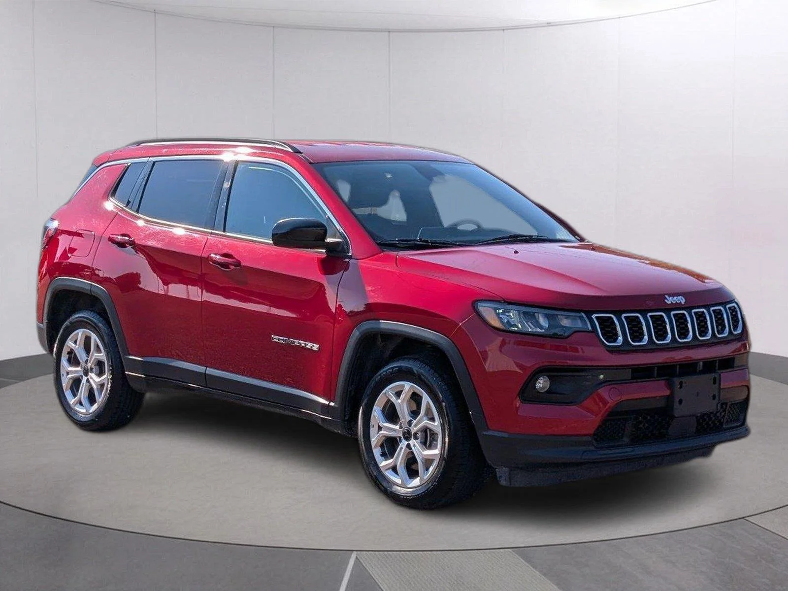 Used 2025 Red Hot Pearlcoat Jeep Latitude image 8