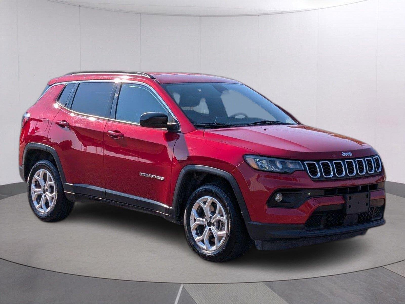 Used 2025 Red Hot Pearlcoat Jeep Latitude image 8