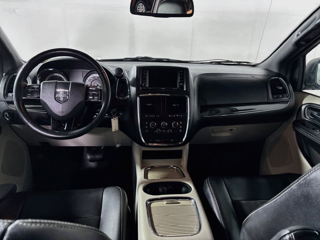 Used 2019 Silver Dodge SXT image 12