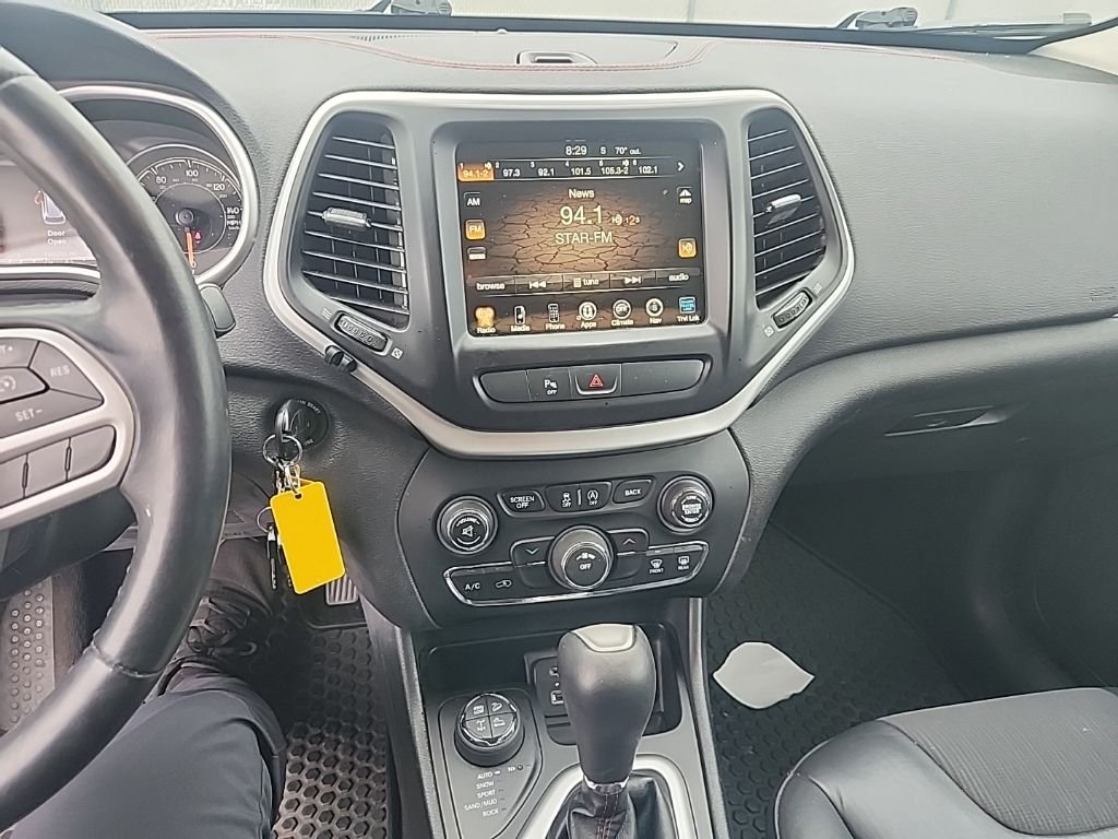 Used 2017 Red Jeep Trailhawk image 23