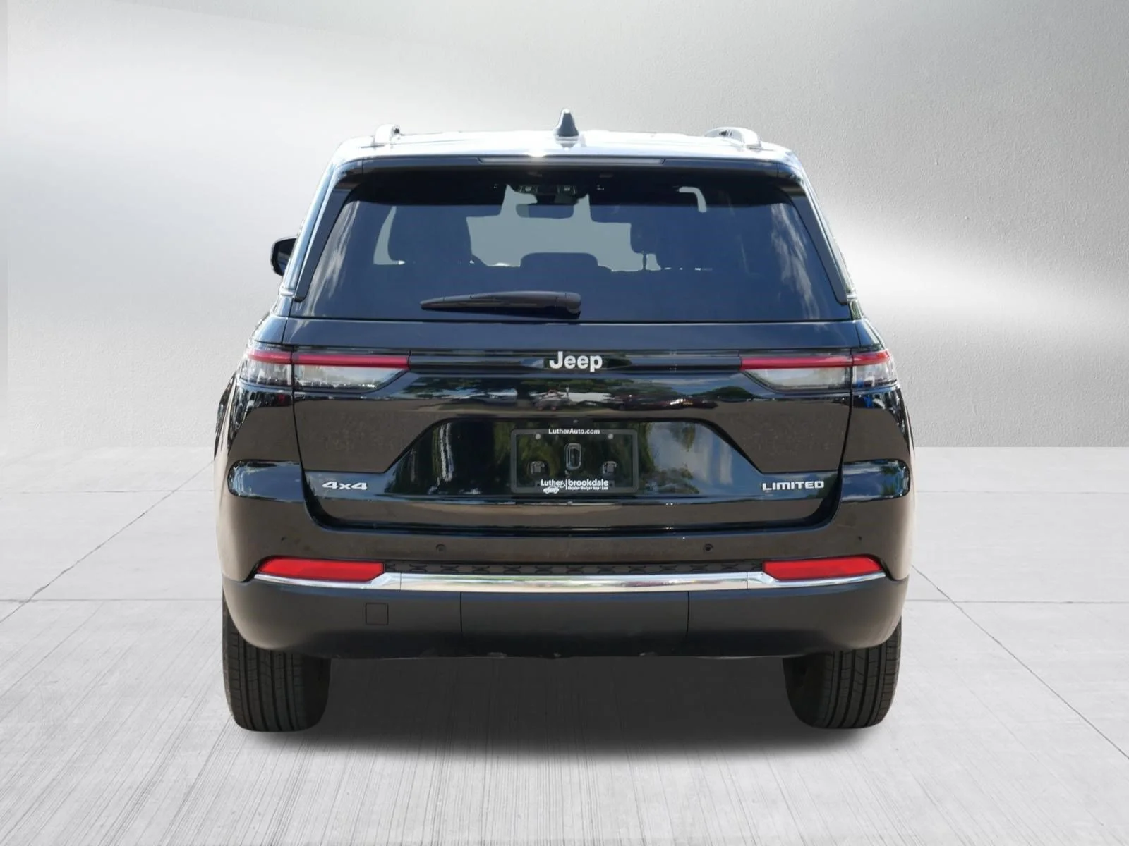 Used 2025 Diamond Black Crystal Pearlcoat Jeep Limited image 6