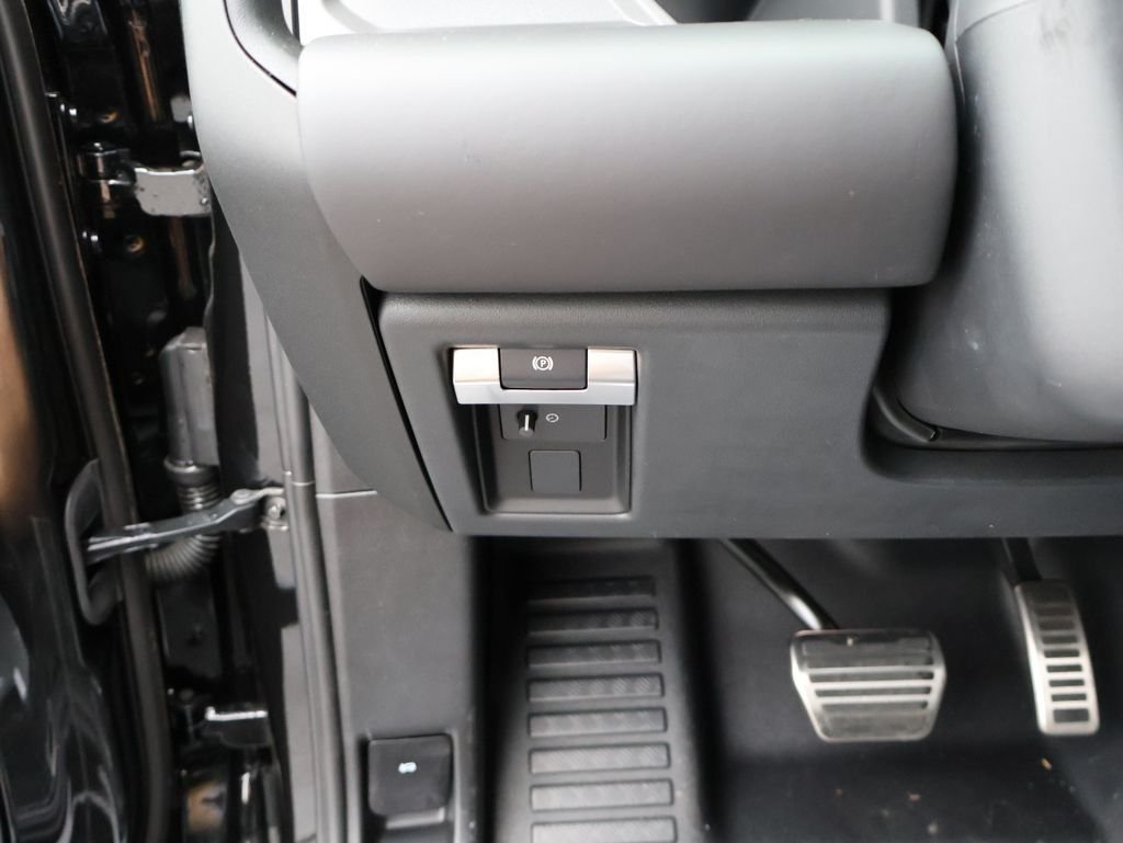 New 2026 Santorini Black Land Rover V8 image 34