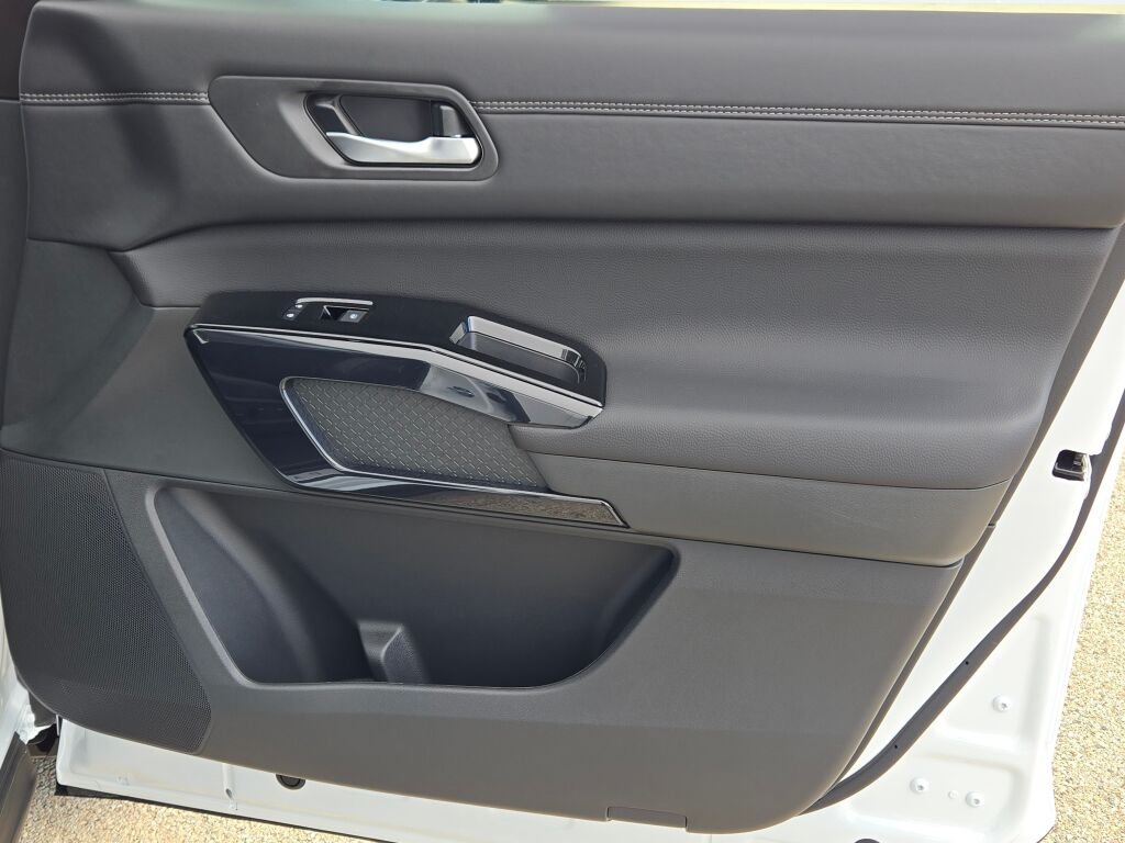 New 2026 Everest White Pearl TriCoat / Super Black Two-tone Nissan Platinum image 7