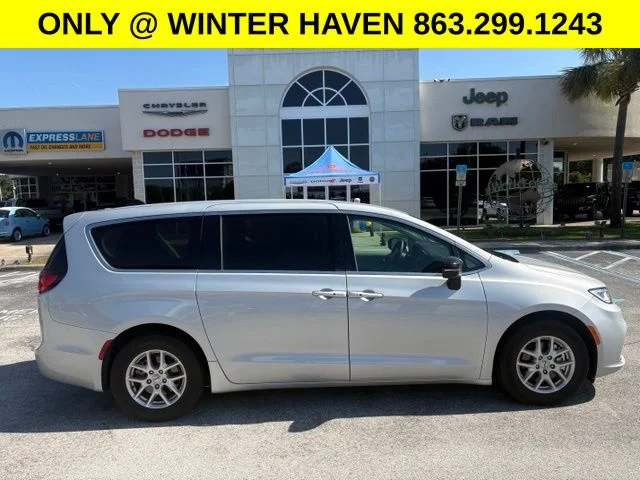 2024 Chrysler Pacifica Touring L's photo