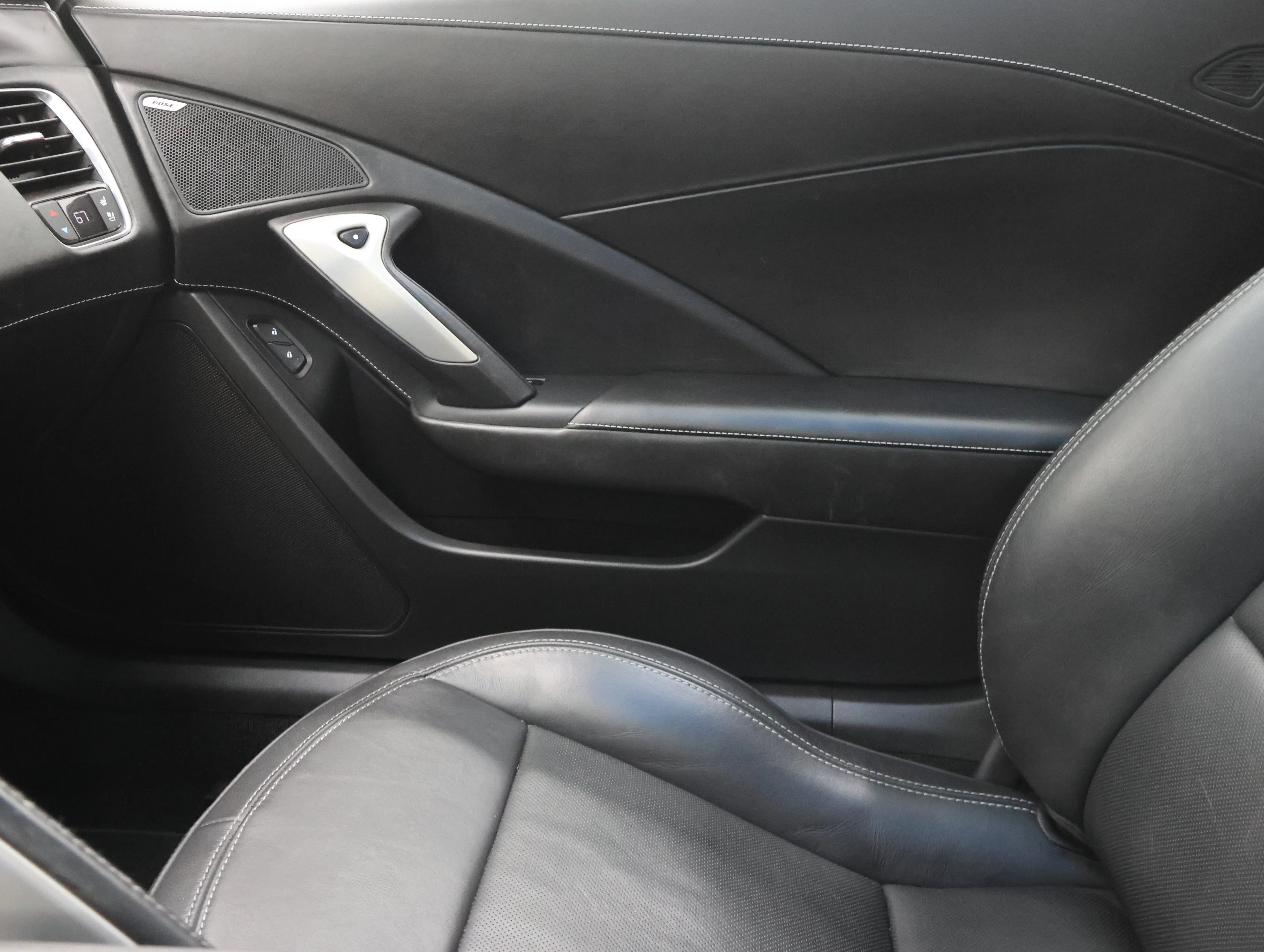 Used 2015 Arctic White Chevrolet Stingray Z51 image 12