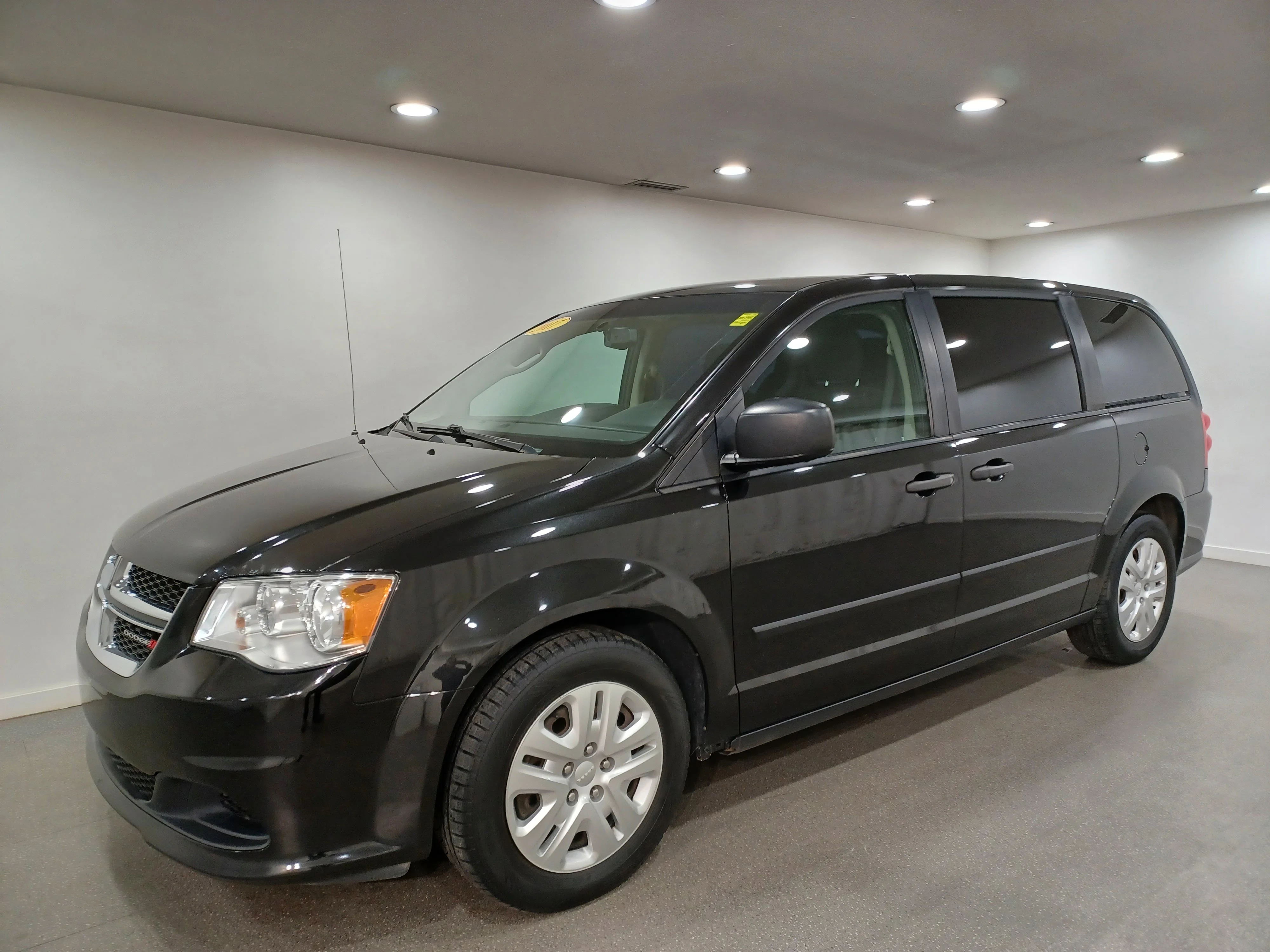 Certified Used 2017 Brilliant Black Crystal Pearl Dodge SE*3.6L V6 | Brilliant Black Crystal Pearl | 7 Pass | Stow 