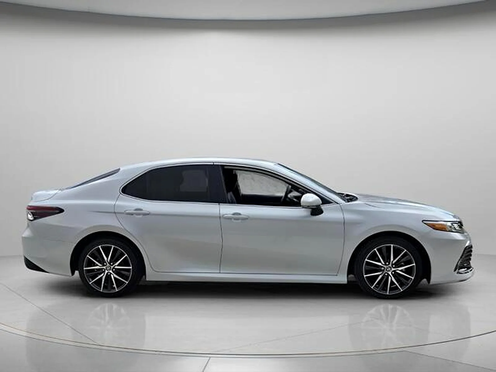 Used 2021 Wind Chill Pearl Toyota XLE image 5